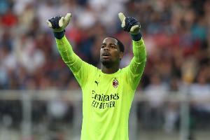 记者问迈尼昂是否想继续为米兰效力，拉比奥特抢答：他非常想留下