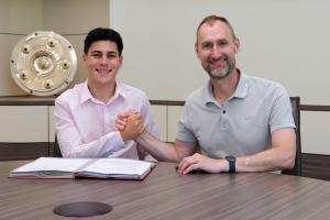 图片报:18岁小将查韦斯收到多份租借报价,但他倾向于留在拜仁 图片报:18岁小将查韦斯收到多份租借报价,但他倾向于留在拜仁