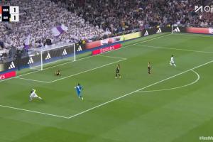 差之毫厘!姆巴佩人球分过过掉门将,左脚打空门击中横梁! 差之毫厘!姆巴佩人球分过过掉门将,左脚打空门击中横梁!