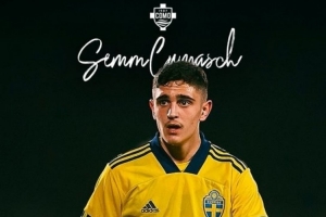 官方：科莫签下哈马比18岁中场拉赫多，签约至2031年