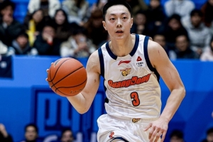 末节俩三分有些晚！胡明轩首发26分钟 三分5中3拿11分2助