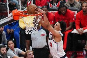 打得很努力！科比·桑德斯半场5中4高效拿下9分3篮板