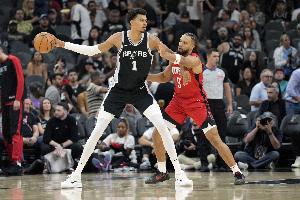 狄龙：文班被我研究透了 现在全联盟都在照搬我对他的防守套路