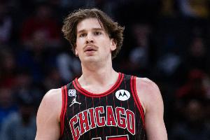 你要干嘛?公牛队内目前有8名后卫 仅1名双向球员是中锋 你要干嘛?公牛队内目前有8名后卫 仅1名双向球员是中锋