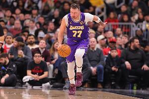 团队作战更轻松！本赛季当东契奇出手数小于20次时 湖人7胜2负