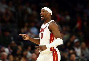 腾空而起!小米切尔抛传助飞阿德巴约空接暴扣 腾空而起!小米切尔抛传助飞阿德巴约空接暴扣