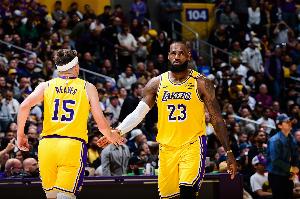 里夫斯打板传球未算助攻!雷迪克:我都没意识到 这确实不再算了