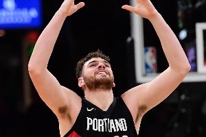 流年不利？克林根近4场对位中锋都砍大两双：马威&阿伦&唐斯&萨尔