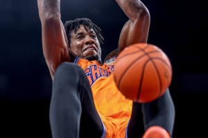 记者：怀特塞德、洛夫顿和王哲林轮流凿穿了广东的内线