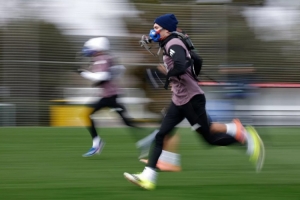 跑不死的体能储备！官方：皇马今日训练，球员佩戴平图斯面罩