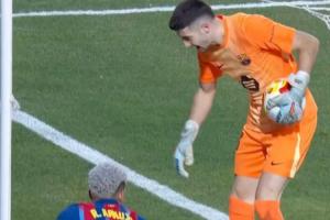 与阿劳霍合力防下对手进攻后,霍安抱着球出底线庆祝反送角球 与阿劳霍合力防下对手进攻后,霍安抱着球出底线庆祝反送角球