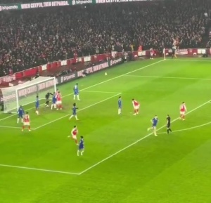 限制阿森纳人海角球战术，切尔西3人一反常态冲向中圈