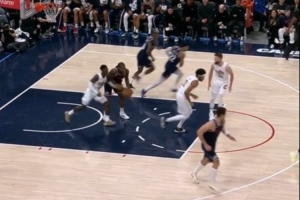 不讲武德!施罗德背后偷袭抢断小卡 潇洒击地助埃利斯命中长两分