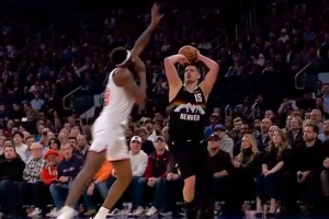 太小瞧我臂展了！约基奇慢悠悠试图撤步三分 米切罗飞身大帽扇飞