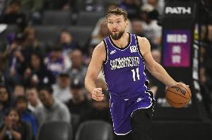 得分就靠你了！小萨半场出战14分钟 11中9高效砍下20分7板