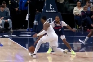 一气呵成！埃利斯飞身救球 米切尔一条龙大变向突破双手轻扣！