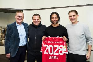 他留下！官方：拜仁与格纳布里续约至2028年，据悉年薪最高1500万