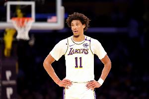 NBA官方：湖人球员海斯因推搡奇才吉祥物被禁赛一场