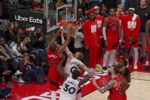 毫厘之间！奎克利抛投涮出巴恩斯补扣被吹干扰球 猛龙挑战失败