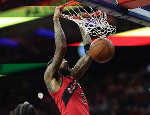 相当强势！英格拉姆转身突破 起飞掠过补防的麦克朗双手暴扣