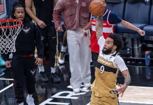 冲劲十足！贾斯汀·尚帕尼劈扣三分样样都有 首节6中3独得9分6板