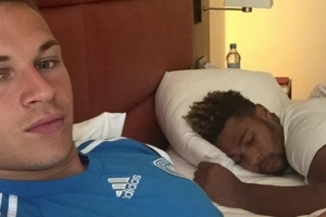 基米希社媒晒合照，庆祝格纳布里续约：精彩旅程仍在继续！