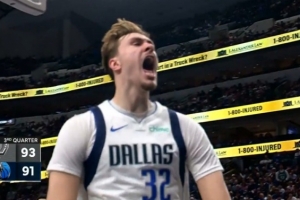 平地惊雷！弗拉格强突卡斯尔单臂炸扣 追到2分马刺暂停