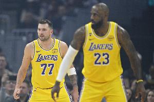 差距不小！半场湖人13失误0抢断 76人3失误9抢断