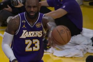 吓人啊！詹姆斯关键发球竟然失误了 埃奇库姆三分真进啊！！