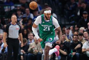 镇守篮下！加福德半场3中3得10分4板2助 有1抢断3盖帽