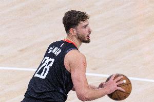 脑后长眼！申京篮下不看人妙传小史密斯轻松得分