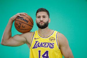 里夫斯：克莱伯很特别为赢球拼尽全力 他值得所有人的称赞