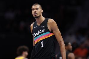 巴恩斯：文班的拼劲为球队奠定基调 他能吸引防守注意力盘活进攻