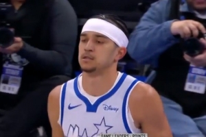 小伙真能飞！萨格斯发边线球 布莱克反跑直接双手空接暴扣！