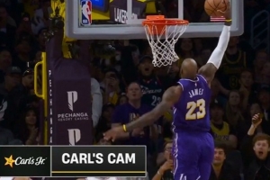 坦克开起来！詹姆斯拿球一条龙罚球线内一步暴扣得分