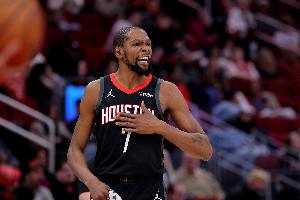 小腿皲裂惹人忧！火箭球迷举牌：KD给我们看看腿 你需要身体乳