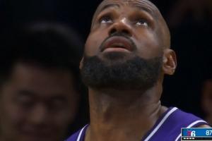 解说忍不住笑了！詹姆斯手滑一通操作&歪七八扭运不住球 最终失误