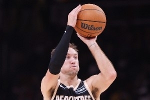 放弃确定没用的文森特 得到可能有用的肯纳德 湖人获得C+评级