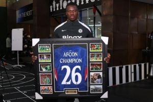 马马杜·萨尔回归切尔西，队友赠送球衣祝贺他夺得非洲杯冠军