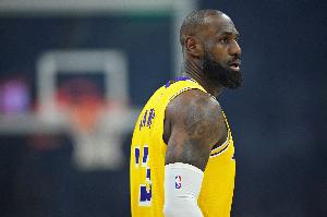 詹姆斯今日8次失误！追平了本赛季个人单场最高失误数！