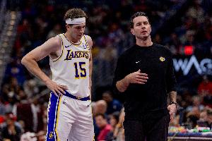 小心为上！雷迪克：里夫斯本场对阵76人 出场时间仍将受到限制