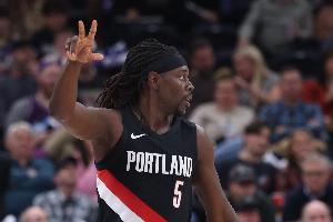 老将还是稳！霍勒迪上半场7中4&4罚4中 砍下12分3板4助2断