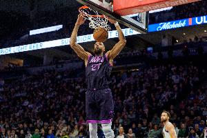 戈贝尔上半场10中4拿到8分狂揽14个篮板 7个前板一大半是刷的