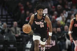 神鬼莫测！亨德森持球突破自己脱手失误出界