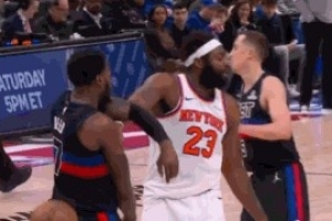 这对抗还好吧？里德与米罗篮板卡位对抗 裁判各送一T