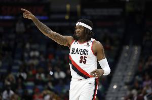 都能投一下！罗威底角接球不犹豫直接命中三分球