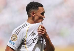 阿斯：阿韦洛亚希望阿诺德出战瓦伦西亚，开始掌控球队的右路