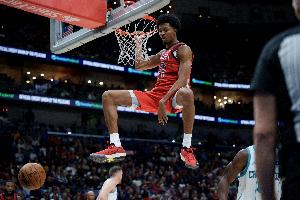 帅啊！费尔斯中场长传 墨菲快下空接单臂砸扣