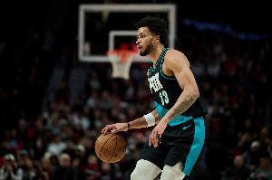 命中大号压哨两分！卡马拉半场8中5拿到12分3板1助