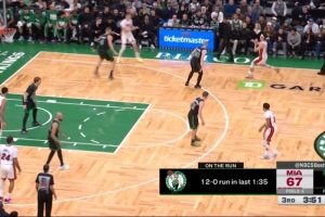 追到差6分了！普理查德虚晃后拉杆上篮2+1 绿军不到2分钟轰12-0